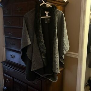 Grey cape with faux black fur